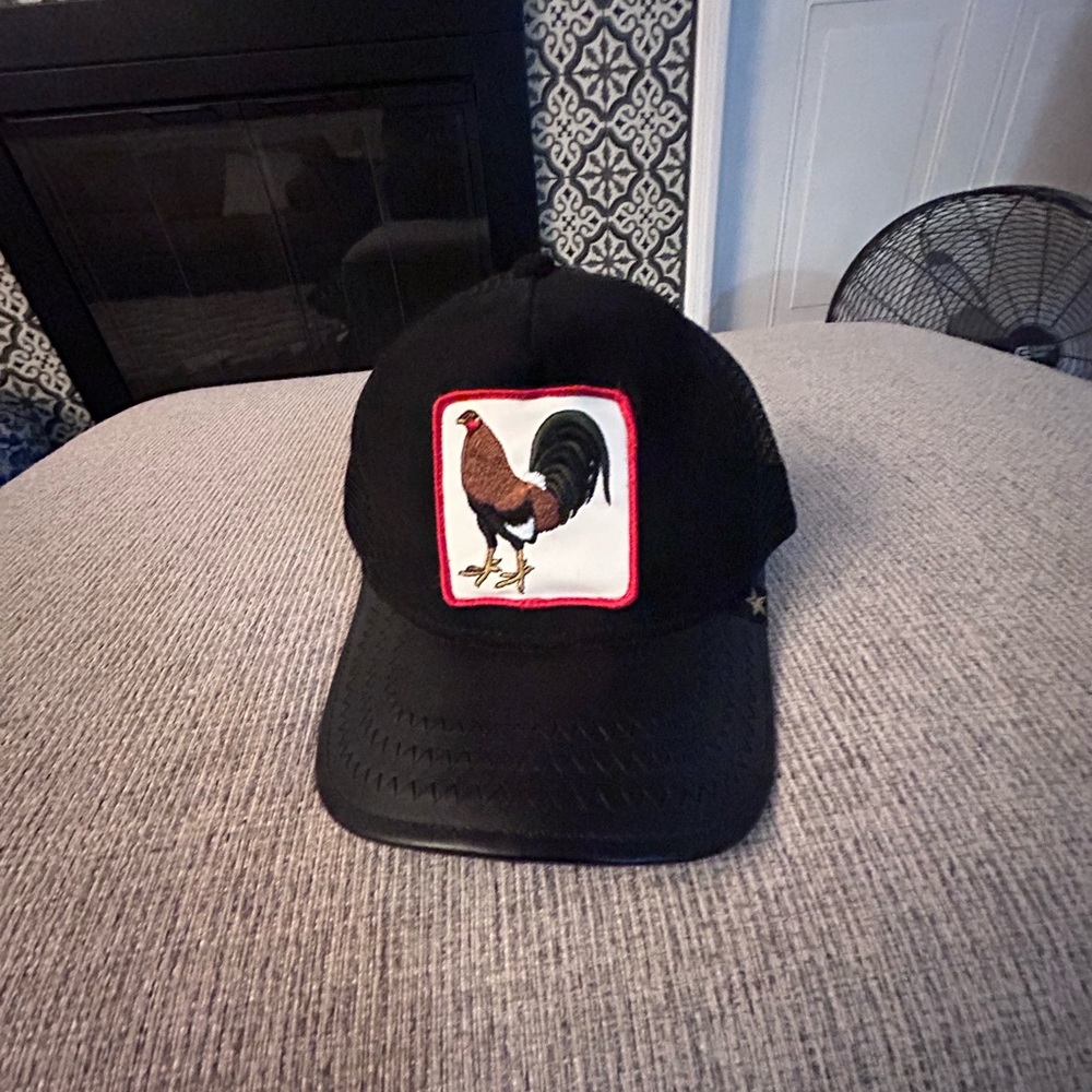 Gold star snap back hat 
Leather & suede
New w/o tags never worn